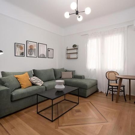 Vibrant Urban Getaway: Modern 1-Bedroom Near Bars, Parks, And Metro Афины Экстерьер фото